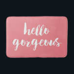 Tapete De Banheiro Olá, Gorgeous | Tipografia Cor-de-rosa e branca<br><div class="desc">Lembre-se da sua quente cada vez que sair do chá ou do banho. O tapete de banho de coral cor-de-rosa-pêssego apresenta "Hello Gorgeous" em tipografia de bruxos brancos. Use o campo personalização opcional para adicionar um nome,  um monograma ou uma mensagem ou sua escolha!</div>