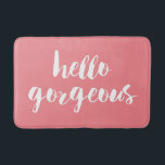 Tapete De Banheiro Olá, Gorgeous | Tipografia Cor-de-rosa e branca<br><div class="desc">Lembre-se da sua quente cada vez que sair do chá ou do banho. O tapete de banho de coral cor-de-rosa-pêssego apresenta "Hello Gorgeous" em tipografia de bruxos brancos. Use o campo personalização opcional para adicionar um nome,  um monograma ou uma mensagem ou sua escolha!</div>