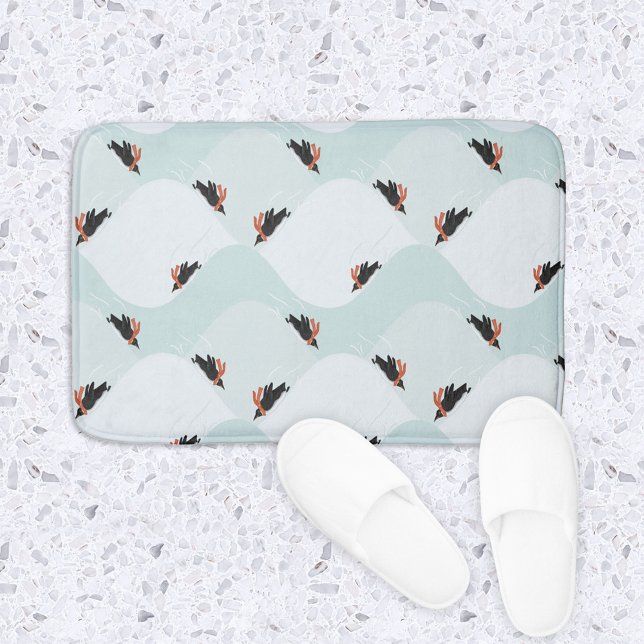 Tapete De Banheiro Pinguins reproduzíveis deslizando no padrão da nev (Penguins sledding in the snow pattern bath mat)