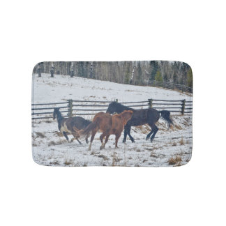 Tapete De Banheiro Pinto e Quarto Cavalos Espirituados na Neve de inv
