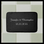 Tapete De Banheiro Plush Elegante Personalizado a Preto e Branco<br><div class="desc">Este tapete de banho pode ser qualquer cor de fundo que você selecionar - basta clicar em Personalizar. O fundo é um preto neutro; duas linhas de personalização são brancas. Um presente de excelente para um casamento. Todos os Direitos Reservados © 2015 Alan & Marcia Socolik.</div>