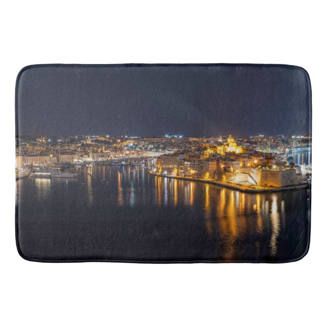Tapete De Banheiro Porto de Malta iluminado à noite (Frente)
