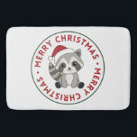 Tapete De Banheiro Raccoon Christmas Snow Winter Raccoons Bath Mat<br><div class="desc">O guaxinim do Natal como um cartão de saudação. Animais engraçados com presentes e neve nas férias. Também é engraçado para o natal em julho. Os guaxinins são animais bonitos e perfeitos para o Natal.</div>