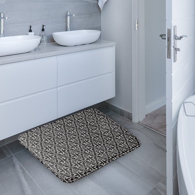 Tapete De Banheiro Rolamentos de Damasco Branco Preto Elegante (Black and white damask pattern with fancy scrolls on bath mat.)