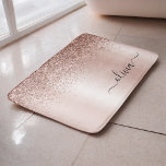 Tapete De Banheiro Rosa Dourado - Nome do Monograma do Metal com Lant<br><div class="desc">Rosa Dourado - Folha Cor-de-rosa esfarelada Metálica Faísca Metálica Glitter Brutado Monograma Nome Bath Mats. Isso faz a formatura perfeita,  aniversário,  casamento,  chá de panela,  aniversário,  chá de fraldas ou presente de festa de solteira para alguém que ama luxo de vidro e estilos quíticos.</div>