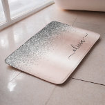 Tapete De Banheiro Rosa Dourado - Rosa Bege Glitter Monograma Pratead<br><div class="desc">Rosa Dourado - Tapetes de Banho com Nome Monograma de Metal Brilhante Falso Prateado e Rosa Bege com Brilho. Isso torna o presente perfeito para formatura, aniversário, casamento, chá de noiva, aniversário de casamento, chá de bebê ou festa de despedida de solteira para alguém que ama luxo e estilos chiques....</div>