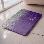Tapete De Banheiro Roxo Silver Glitter Girly Monographic Nome<br><div class="desc">Bath Bath do Nome do Monograma do Script Glitter Glitter de Faux Roxo e Prata. Isso faz da formatura perfeita,  aniversário,  casamento,  duche de noiva,  aniversário,  duche de bebê ou festa de solteira para alguém que ama luxo de vidro e estilos quicos.</div>