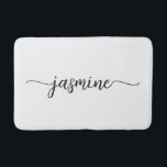 Tapete De Banheiro Script de Nome de Menino Branco Minimalista<br><div class="desc">Menina Feminina, Simples E Simples Nome De Monograma Branco Signature Script Personalizado Bath Mat. Este design com seu primeiro nome em uma caligrafia (ou tipografia) de assinatura de caracteres sutil com estilo bonito e letra maiúscula em fundo branco. Estes são fáceis de personalizar. Excelente presente de lar feminino, também para...</div>