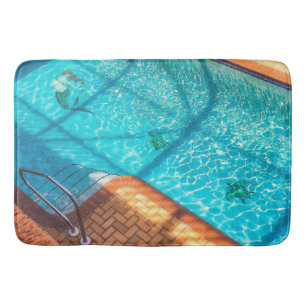 Tapete De Banheiro Sereia em uma piscina