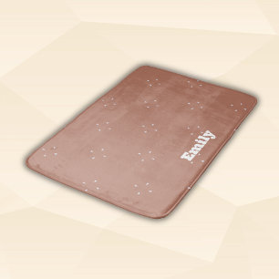 Tapete De Banheiro Seta branca monograma sobre fundo mocha mousse  