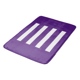 Tapete De Banheiro Stripes no meio. Roxo Real e branco.