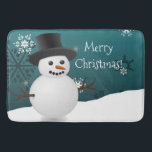 Tapete De Banheiro Teal Snowman Winter Scense Christmas Bath Mat<br><div class="desc">Adicione um toque de feriado ao seu banho com este chato teal Snowman Winter Scene Christmas Bath Mat. Bath mat design apresenta um feliz boneco de neve em uma cena de neve contra um fundo teal adornado com flocos de neve de cor correspondente. Itens adicionais de presentes e feriados disponíveis...</div>