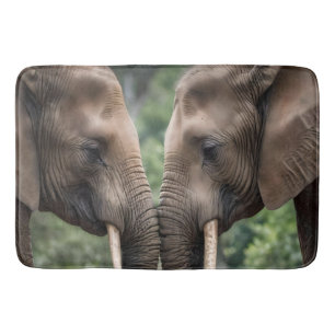 Tapete De Banheiro "Tronco para Tronco: Um Gentil Embrace Elefante"