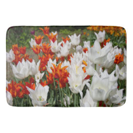 Tapete De Banheiro Tulipas brancas e gengibres no jardim