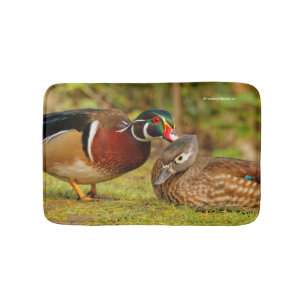Tapete De Banheiro Um Belo Momento Tocante Entre Patos De Madeira