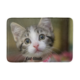 Tapete De Banheiro Um gatinho bonito com olhos verdes