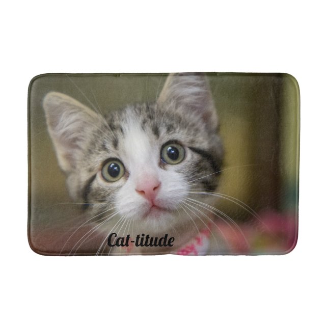 Tapete De Banheiro Um gatinho bonito com olhos verdes (Frente)