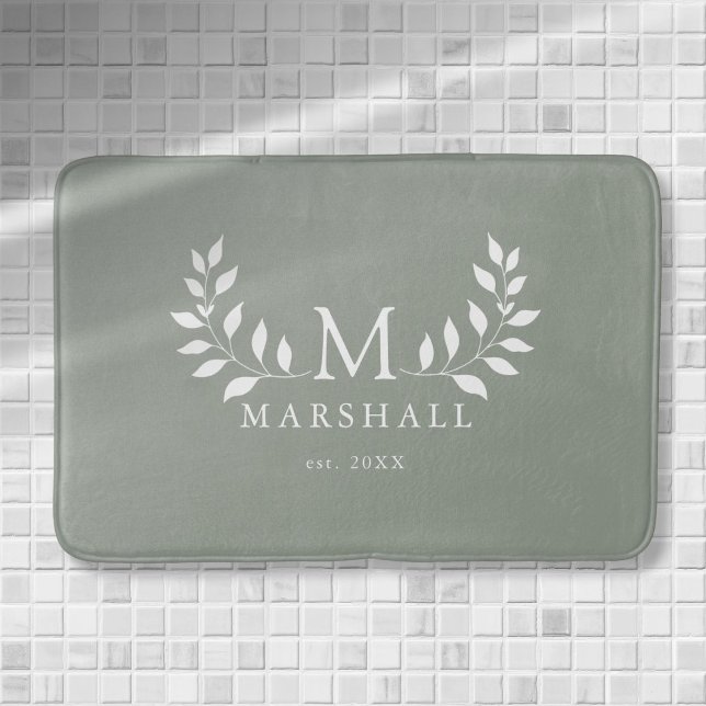 Tapete De Banheiro Verde Moderno Elegante Monograma Floral (Green Modern Elegant Floral Monogram Family Name Bath Mat)