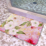 Tapete De Banheiro Vintage floral chic cor-de-rosa-d-água dourada<br><div class="desc">Flores brancas, roxas, laranja e cor-de-água rosa-escura apresentam um guião de ouro sobre um fundo brilhante, cor-de-rosa macio, de cor-de-ouro, sobre este belo, romântico, antigo tapete floral ou tapete de cozinha. Escolha entre 3 tamanhos: pequeno (16"x24"), médio (20"x30") e grande (24"x36"). Faz uma declaração de chic e na moda para...</div>