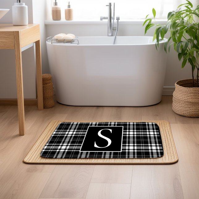Tapete De Banheiro Xadrez de Buffalo Preto do Monograma Personalizado (Black and white checkered monogram bathmat)