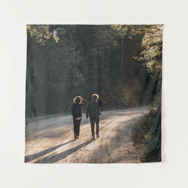 Tapete De Parede 2 mulheres caminhando na estrada entre as árvores  (Frente)