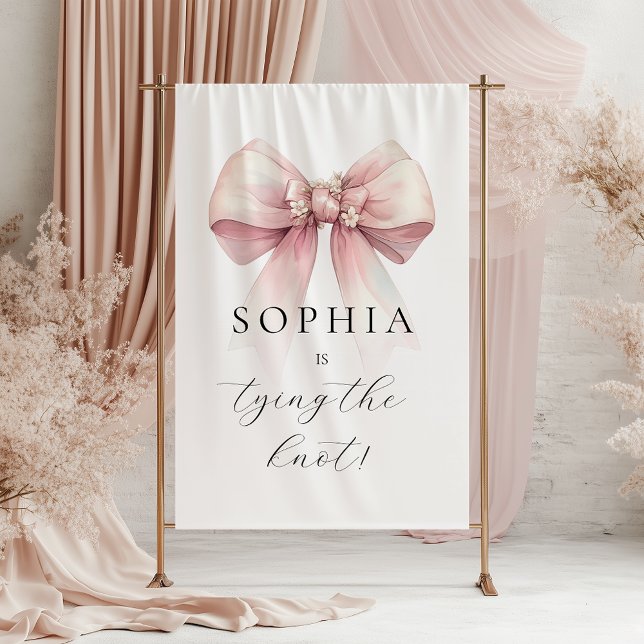 Tapete De Parede Arco de Noiva com Laço Rosa: O Casamento Está Cheg (pink bow shes tying the knot bridal shower tapestry sign)