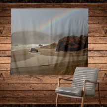 Arco-íris e nuvens em uma praia do rio Pistil Oreg