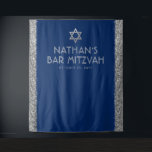 Tapete De Parede Bar Mitzvah Foto Fundo Azul Prata<br><div class="desc">Bar Mitzvah Personalizou a Tapeçaria do Fundo de Fotos com fundo azul marinho e bordas de faixa cintilante cintilante prateada e cinza e Estrela prateada de David no topo. Altere as cores e fontes de fundo clicando em "personalizar mais" para design.</div>