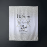 Tapete De Parede Bat Mitzvah, lavanda ombre de prata<br><div class="desc">Sinal de boas-vindas do partido CHic prata glitter ombre lavanda roxa Bat Mitzvah.</div>