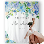 Tapete De Parede Blue Hydrangeas Future Sra. Chá de panela Backdrop<br><div class="desc">Esta tela de fundo azul de fotos de chá de panela floral apresenta hífens de cor d'água e uma combinação elegante de fontes. É perfeito para um chá de panela,  um chá de fraldas,  uma solteira e muito mais. Personalize com seus detalhes.</div>