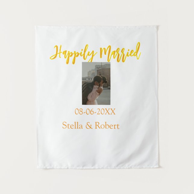 Tapete De Parede Casal feliz casado em foto retrô laranja amarelo (Frente)