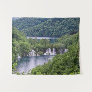 Tapete De Parede Cascata em cascata com floresta verde na Croácia