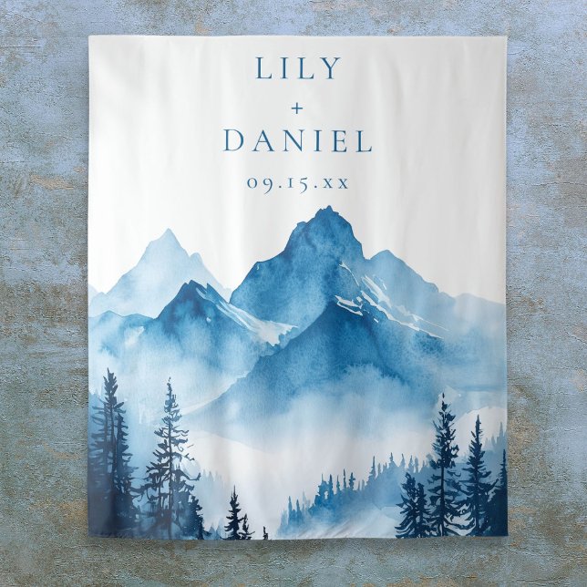 Tapete De Parede Cenário de cabine de fotos de casamento nas Montan (Chic Script Photo Dusty Blue Wedding Evening Party Invitation)