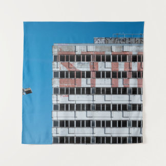 TAPETE DE PAREDE CINZAS E LUZ POSTE PRETA