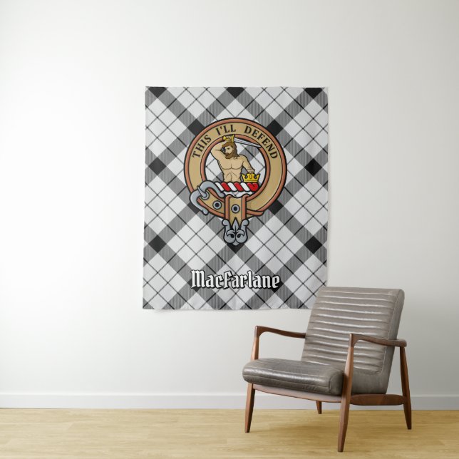 Tapete De Parede Clan MacFarlane Crest sobre Tartan Preto e Branco (In Situ)