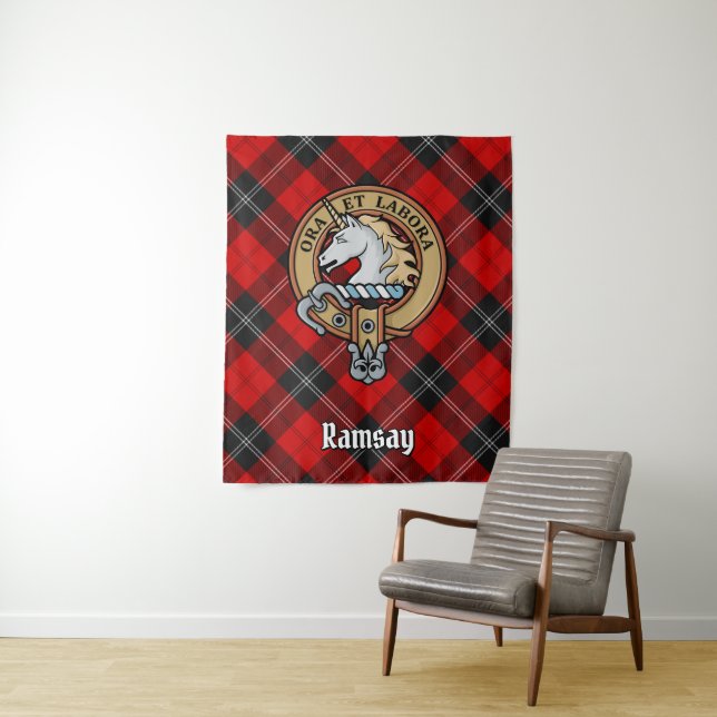 Tapete De Parede Clan Ramsay Crest sobre o Red Tartan (In Situ)
