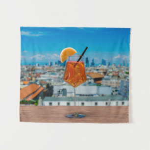 Tapete De Parede Coquetel Spritz numa mesa com vista a Milão