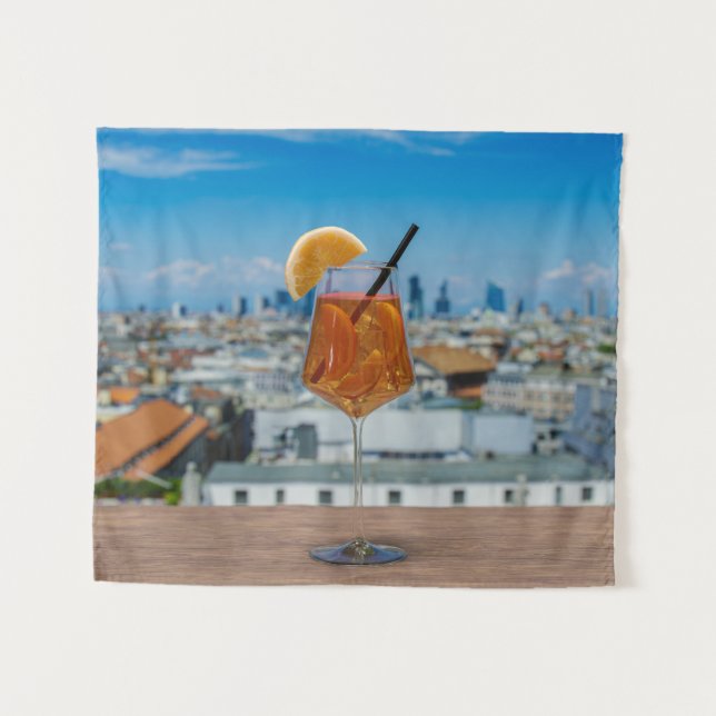 Tapete De Parede Coquetel Spritz numa mesa com vista a Milão (Frente (Horizontal))