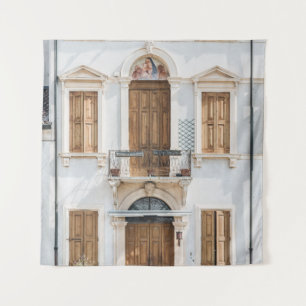 TAPETE DE PAREDE EDIFÍCIO BRANCO CONCRETO COM PORTAS DE MADEIRA E