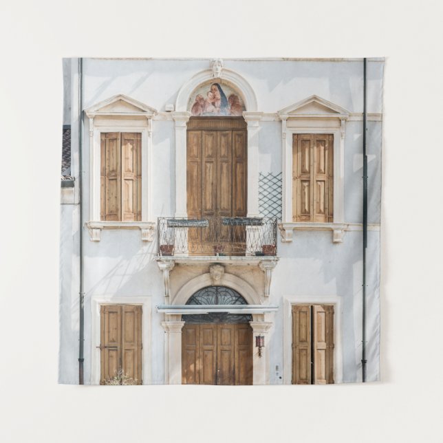 TAPETE DE PAREDE EDIFÍCIO BRANCO CONCRETO COM PORTAS DE MADEIRA E V (Frente)