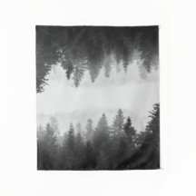 Floresta espelhada de neblina branca e negra