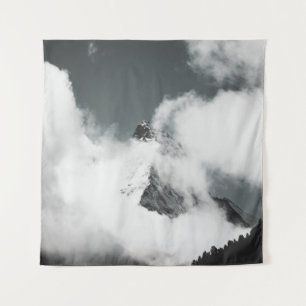 TAPETE DE PAREDE FOTO GRAYSCALE DA MONTANHA COBERTA EM NUVENS