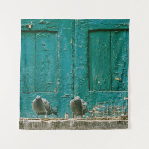 TAPETE DE PAREDE FOTO PRÓXIMA DE DOIS PIGEÕES DE CINZA NA CONCRET