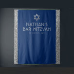 Tapete De Parede Fundo de fotografia para Bar Mitzvah Azul Prata<br><div class="desc">Tapeçaria personalizada de fundo de fotografia para Bar Mitzvah com fundo azul-marinho e bordas de faixa de brilho falso prateado e Estrela de Davi cinza e prata no topo. Altere as cores do fundo e as fontes clicando em "personalizar ainda mais" para criar o seu próprio.</div>