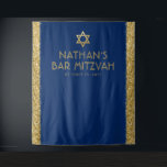 Tapete De Parede Fundo para Fotos de Bar Mitzvah Azul Dourado<br><div class="desc">Tapeçaria personalizada de Bar Mitzvah com fundo azul-marinho e bordas de faixa cintilante dourada e Estrela de Davi dourada no topo. Altere as cores do fundo e as fontes clicando em "personalizar ainda mais" para criar o seu próprio.</div>