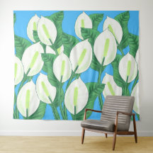 Lírios de paz brancos em tecido azul claro