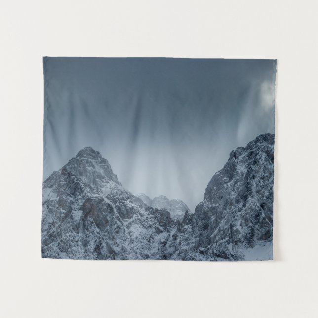 Tapete De Parede Luz do sol e nuvens escuras sobre montanhas nevada (Frente (Horizontal))