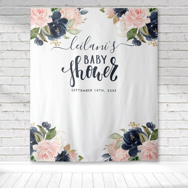 Tapete De Parede Marinho de Boas-Vindas Fundo Floral Rosa (Blush pink and navy blue floral botanical baby shower typography tapestry perfect for photo ops.)