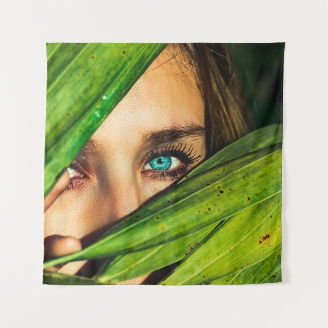 Tapete De Parede Mulher atrás das folhas verdes (Frente)