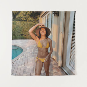 Tapete De Parede Mulher de biquíni amarelo em pé no flo castanho